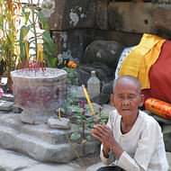 Holidays to Chiang Mai and Northern Thailand - Temple offerings